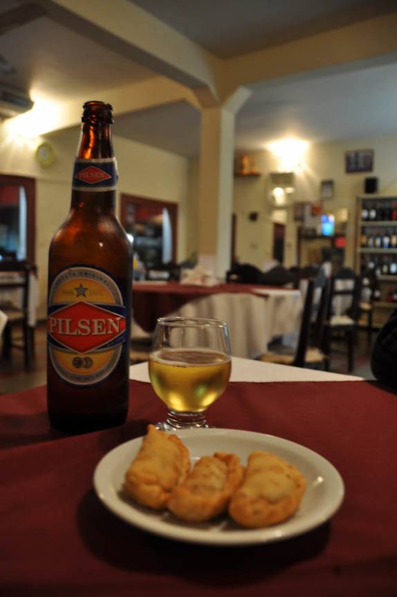 Deliciosa cerveja paraguaia acompanhada das  ainda mais deliciosas empanadas! (em Villarrica - Paraguai)